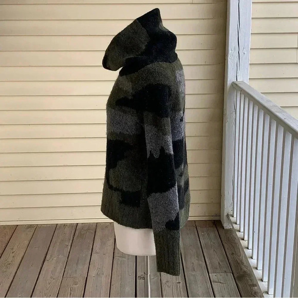 Aqua Bloomingdale’s Camouflage Turtleneck Sweater Size Small Cropped Green - Picture 8 of 8